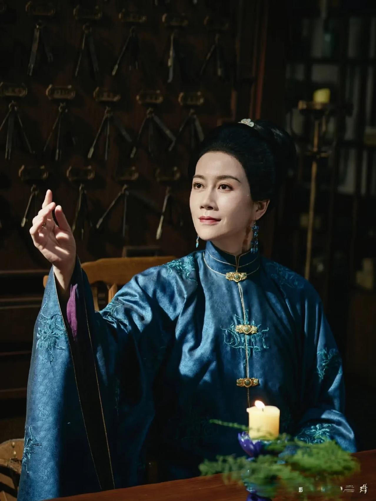 尽量不要管别人的事，哪怕是对方求你帮忙，不管是：父母、子女、亲人、朋友，管得越多