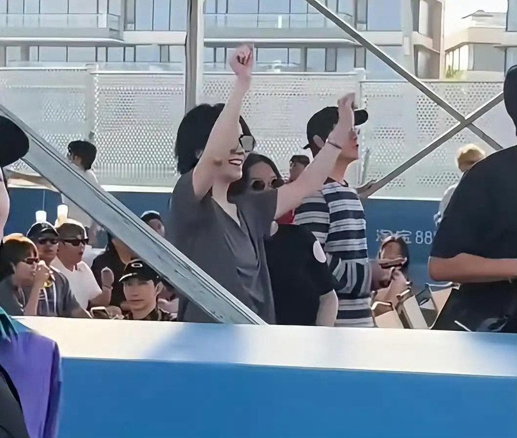 王菲女儿李嫣现身阿那亚游玩，留着黑长直素颜出镜特别显嫩，跟宋妍霏一起同框合影太吸睛了！​