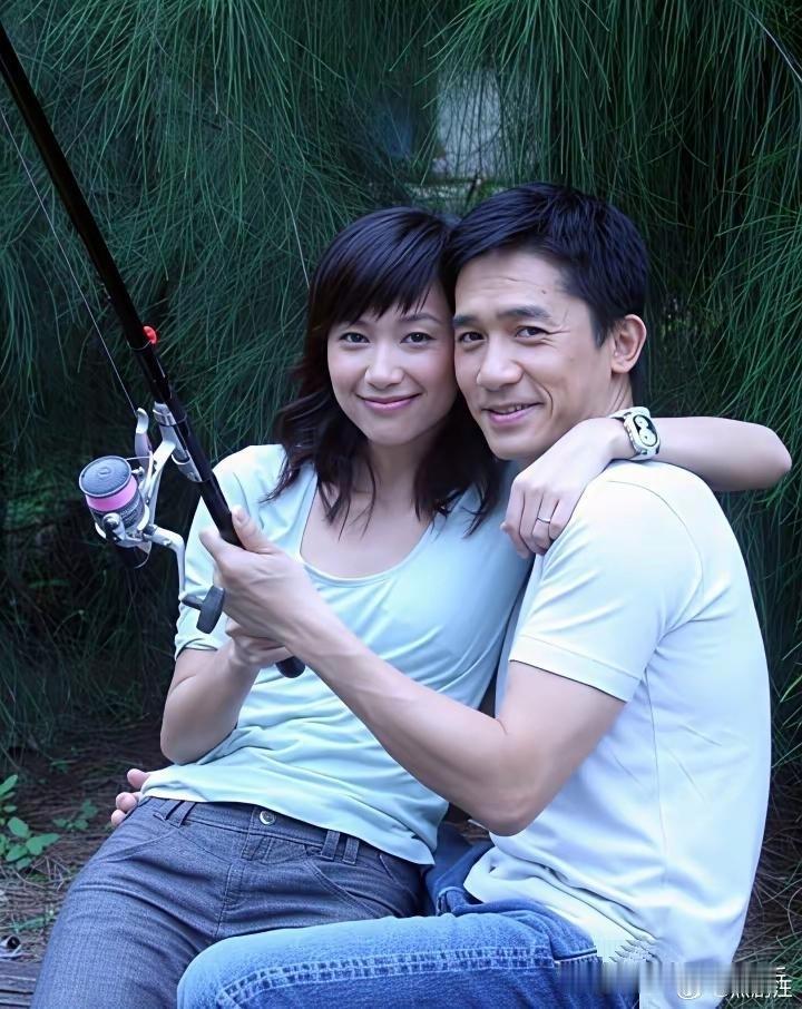 2006年7月，徐静蕾和梁朝伟在香港开拍电影《伤城》​​​