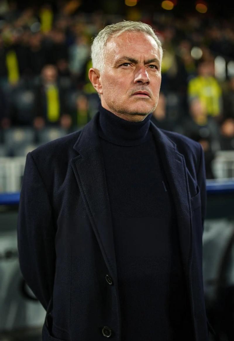 虽然皇马安排穆里尼奥进入皇马电台和本菲卡电台所在的6号包厢观赛，而媒体评论厢观赛