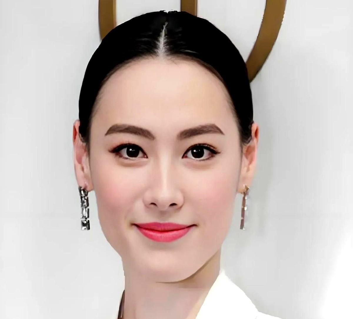 没想到，梁洛施的大儿子曾和她说过这些话。他说，妈妈，你有男朋友以后一定要告诉