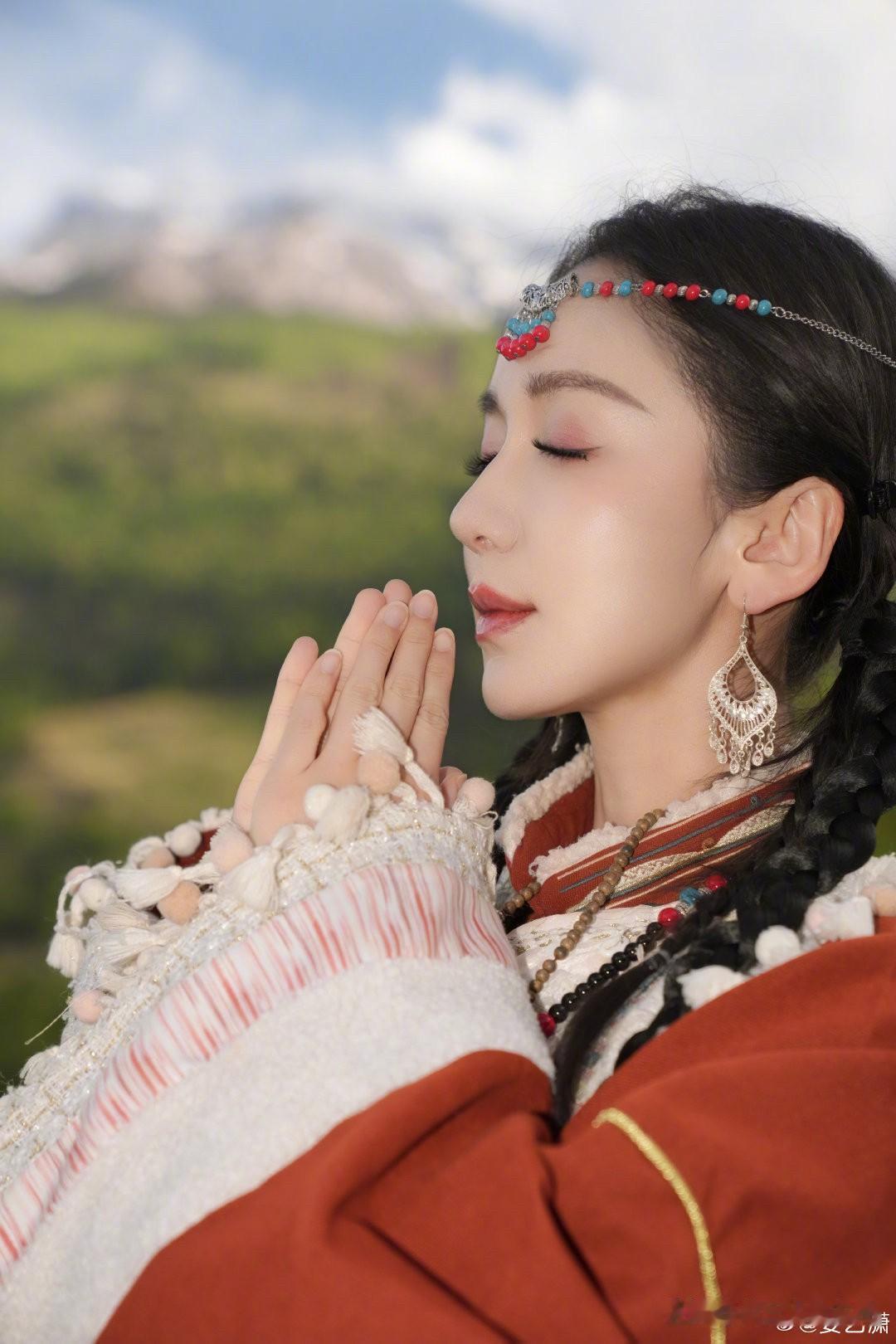 娄艺潇对着雪山为微博粉丝们许愿！见者有份！娄艺潇和粉丝的双向奔赴！5月9日，娄