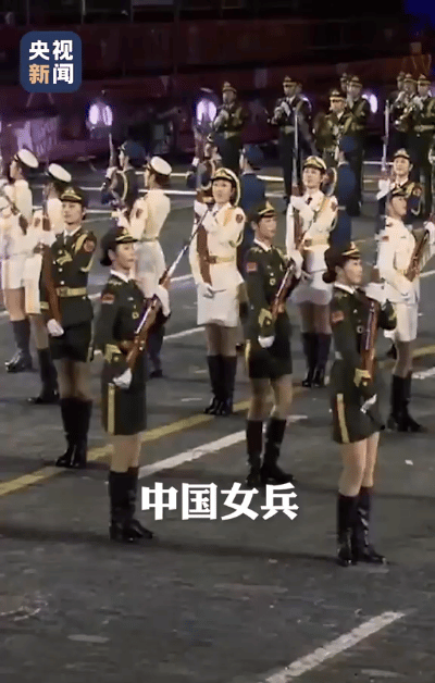莫斯科红场雪地上，中国女兵方阵踏着《喀秋莎》旋律登场，枪尖寒光与睫毛霜花齐闪，1