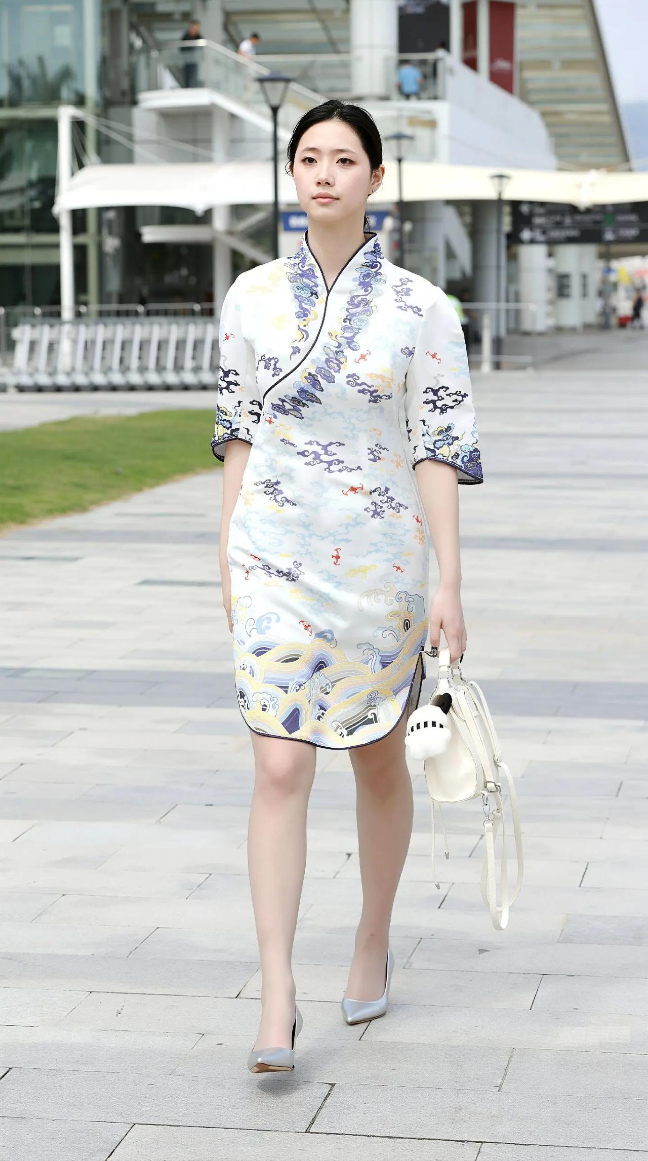 刚下飞机，一身疲惫，空姐这份工作并没有想象中那么好，有时候感觉也很累。空姐有多累