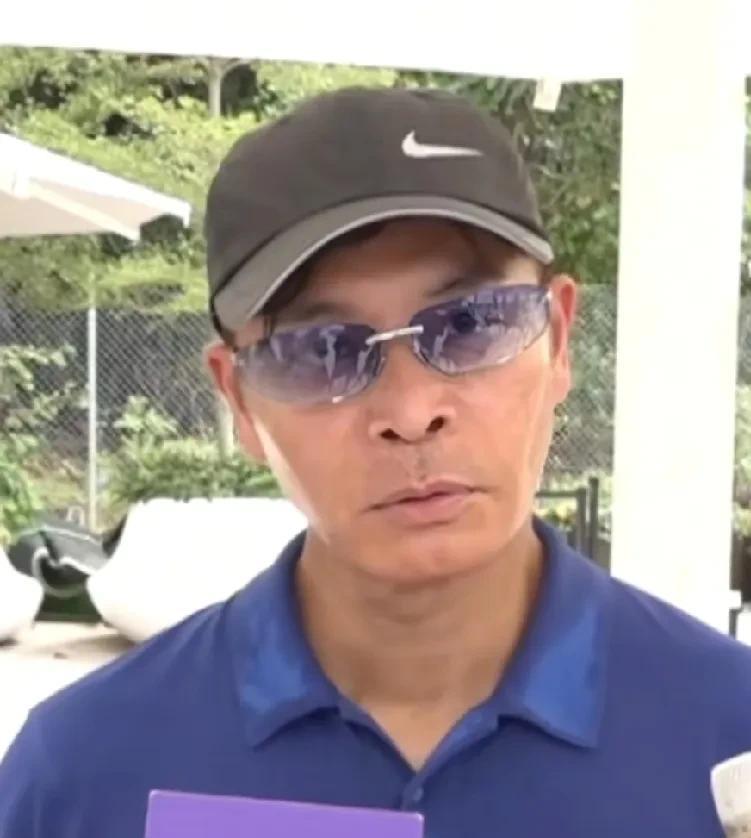 六十岁离婚的香港男星郭晋安，最近老态尽显，面部凹陷。这与他近年来事业上的高风