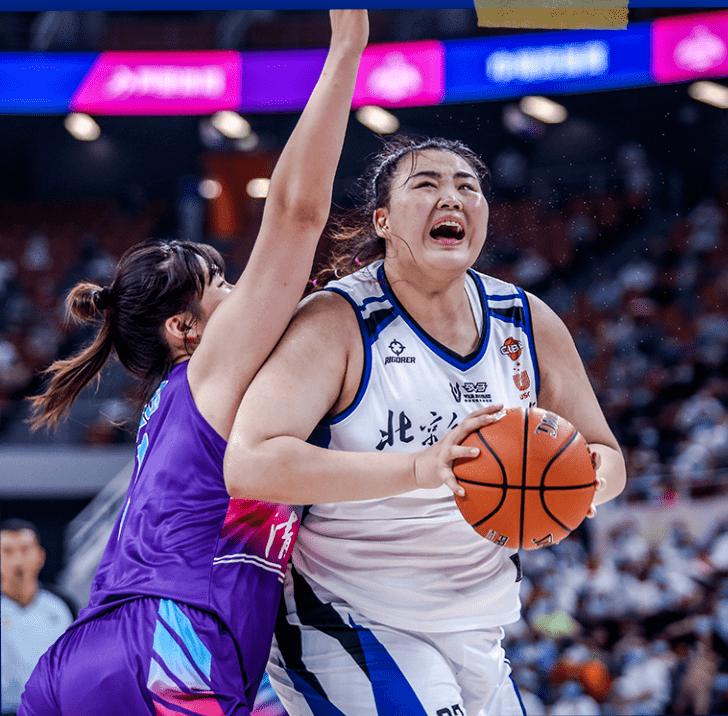 中国女篮最强的豪华内线被人家打爆了，抢爆了。为什么不带刘禹彤呢，热身赛打巴西打捷