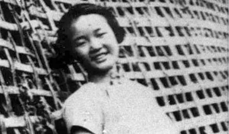 1945年，女囚张露萍被监狱长威胁，几天后，监狱长却下跪求饶。1945年