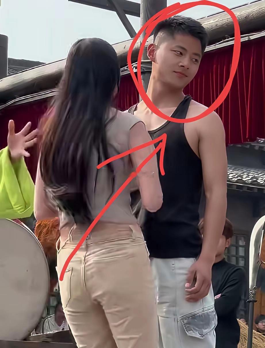 这么美的女孩，帅哥都不感兴趣，都不跟她肢体接触的。