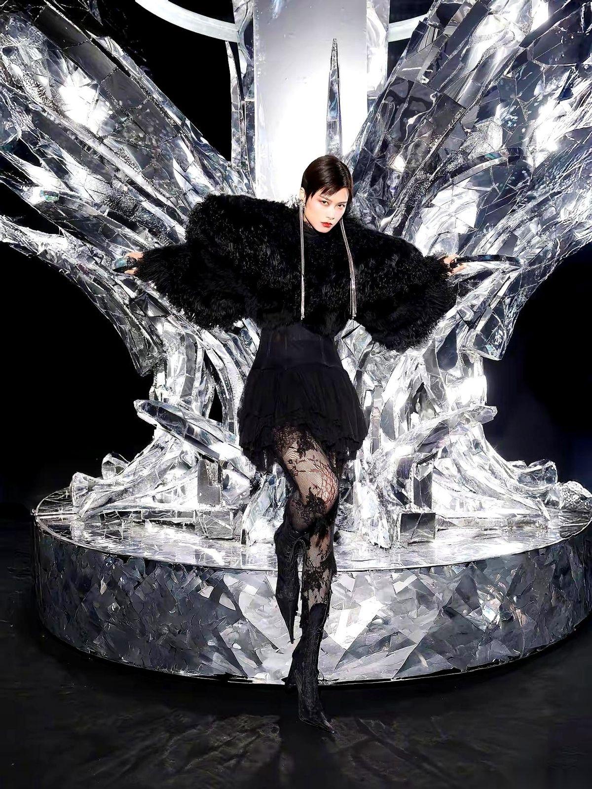 李宇春这次，真有点不一样了。舞台灯光“哐”地一砸下来，人还没看清，先看到两条腿