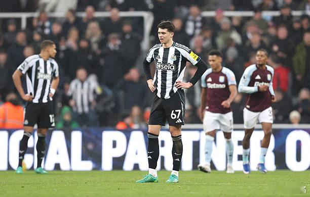 纽卡斯尔0比2阿斯顿维拉伤停补时阶段，已经有纽卡斯尔球迷提前离场，实在看不下去