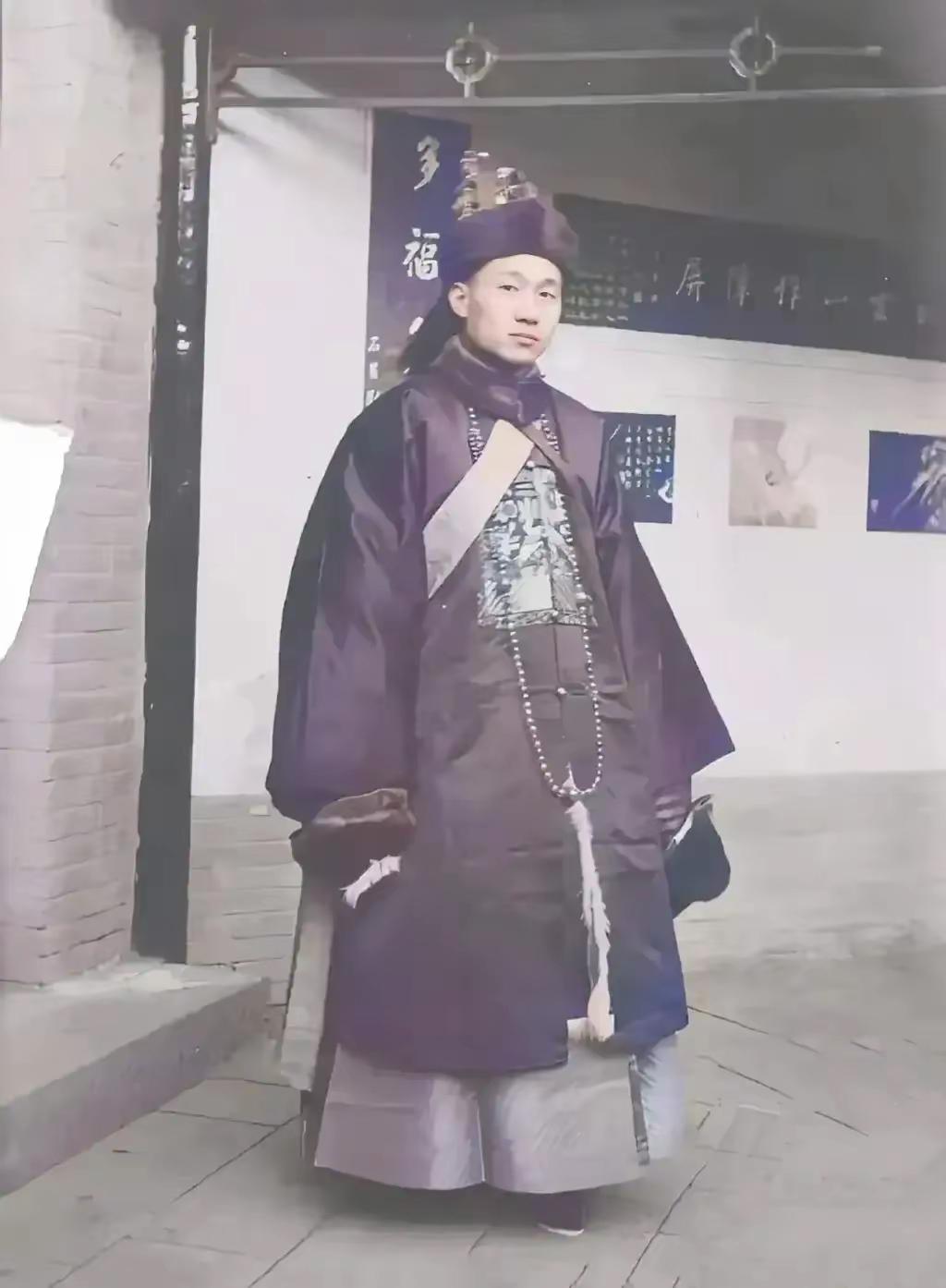 这是宋霭龄的丈夫孔祥熙的真实样貌，都看看吧，这颜值和气度真的太亮眼了！照片拍