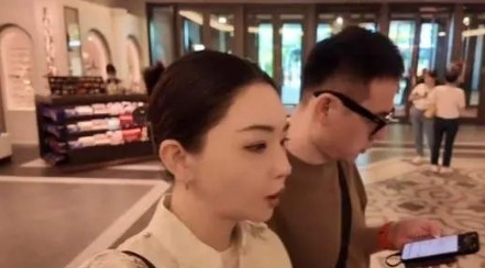 高晓松17岁女儿考试，继父陪考还给买衣服，Zoe长相一点也不像亲爹！