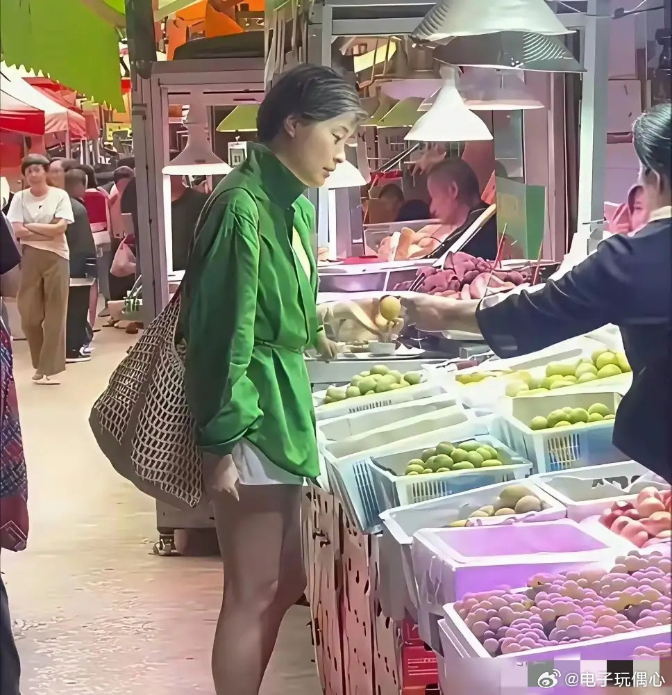 53岁吴越穿几十块的衣服买菜，不遮白发不化妆网友:自然老去真美