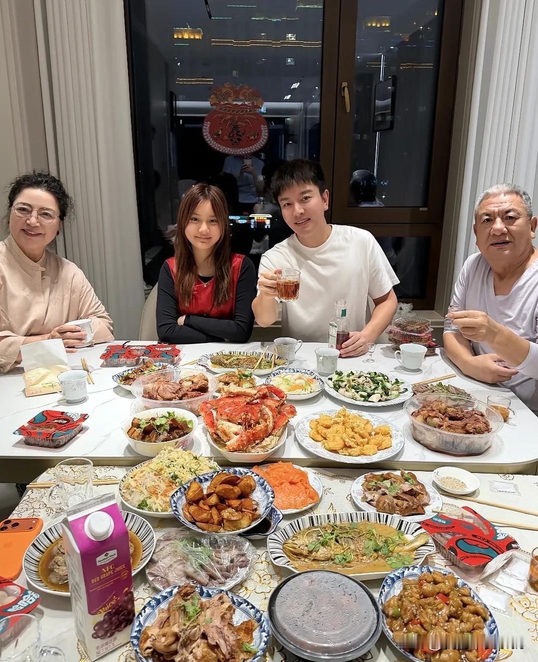 原来明星的年夜饭并非十分豪华，看似满满一大桌，实则都是家常便饭。这一桌里最贵的也