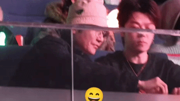 陆虎北京演唱会上，公子于鑫又来啦俩人在唠啥，笑的这么欢乐！每次公开场合都能磕