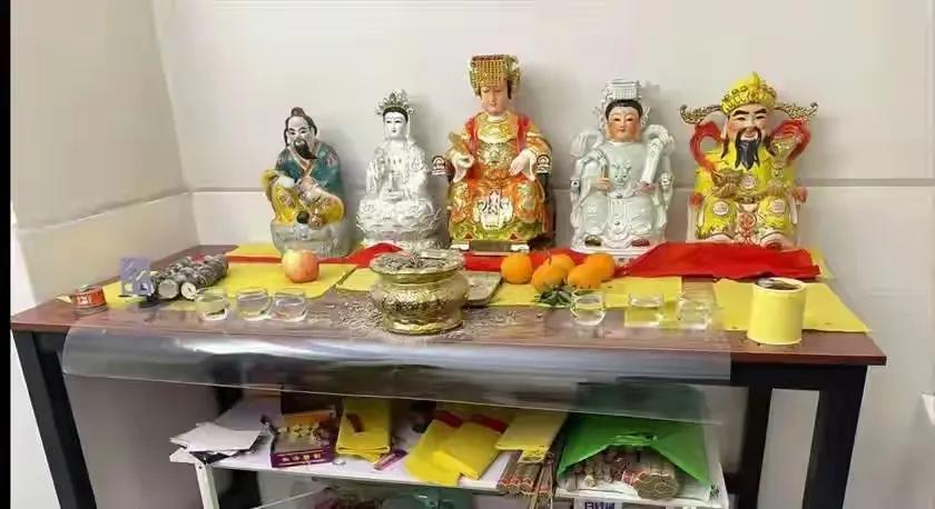 跟教内女性发生关系时，被发现身上有一块胎记，他说：自己是王母娘娘的儿子，身上的胎
