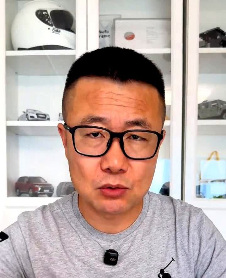 兄弟们，小米车主发现多花了42000买了个碳纤维的前舱盖，竟然没有导风功能，这不