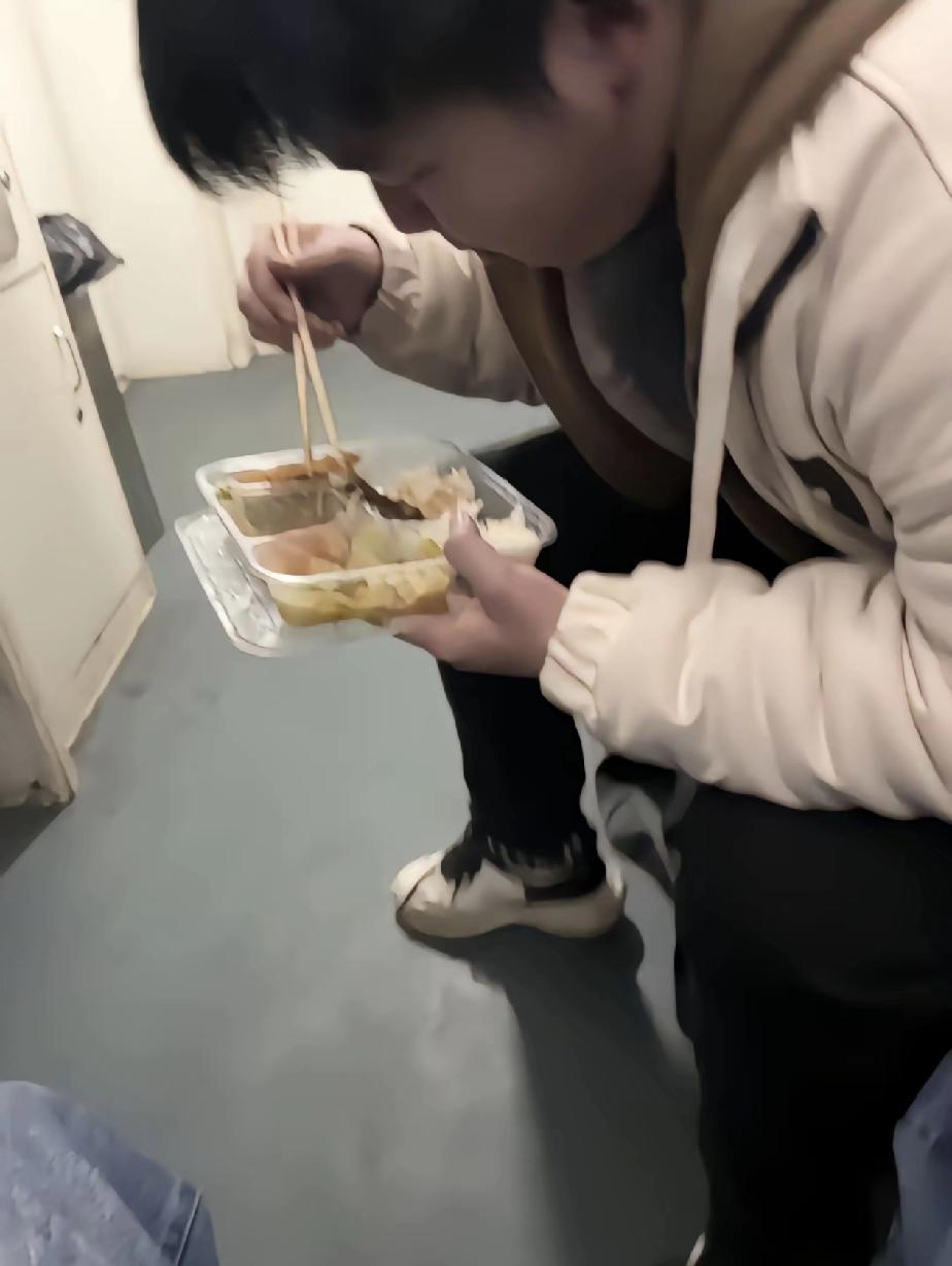 心酸，这位小伙才18岁，因为父亲癌症去世了，母亲离家不要他了，他跟着叔叔一家生活