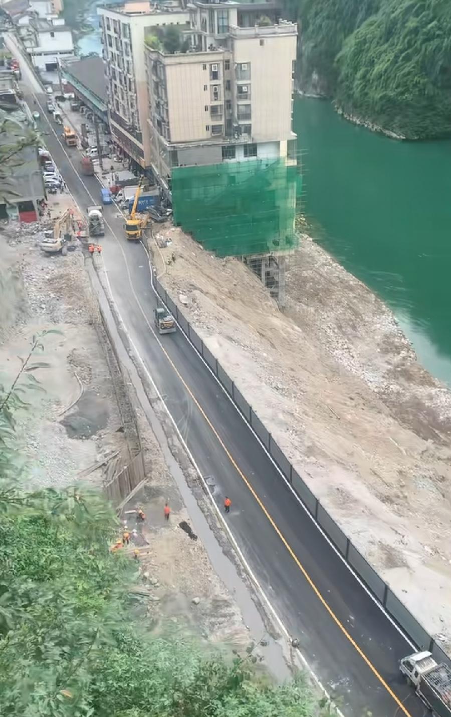 彭水坍塌路段修好了，铺了沥青焕然一新，天热路面干得快，已经可以通人通车了，河堤设