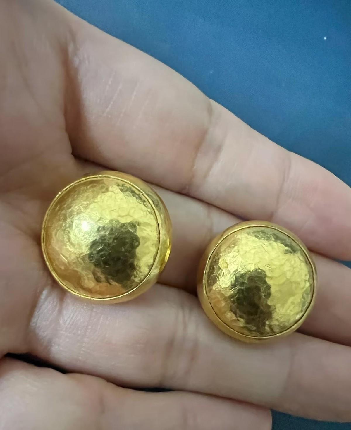 给婆婆染了头发，她高兴得不行，从首饰盒里翻出一对耳夹送给我，说是她年轻时戴的。我