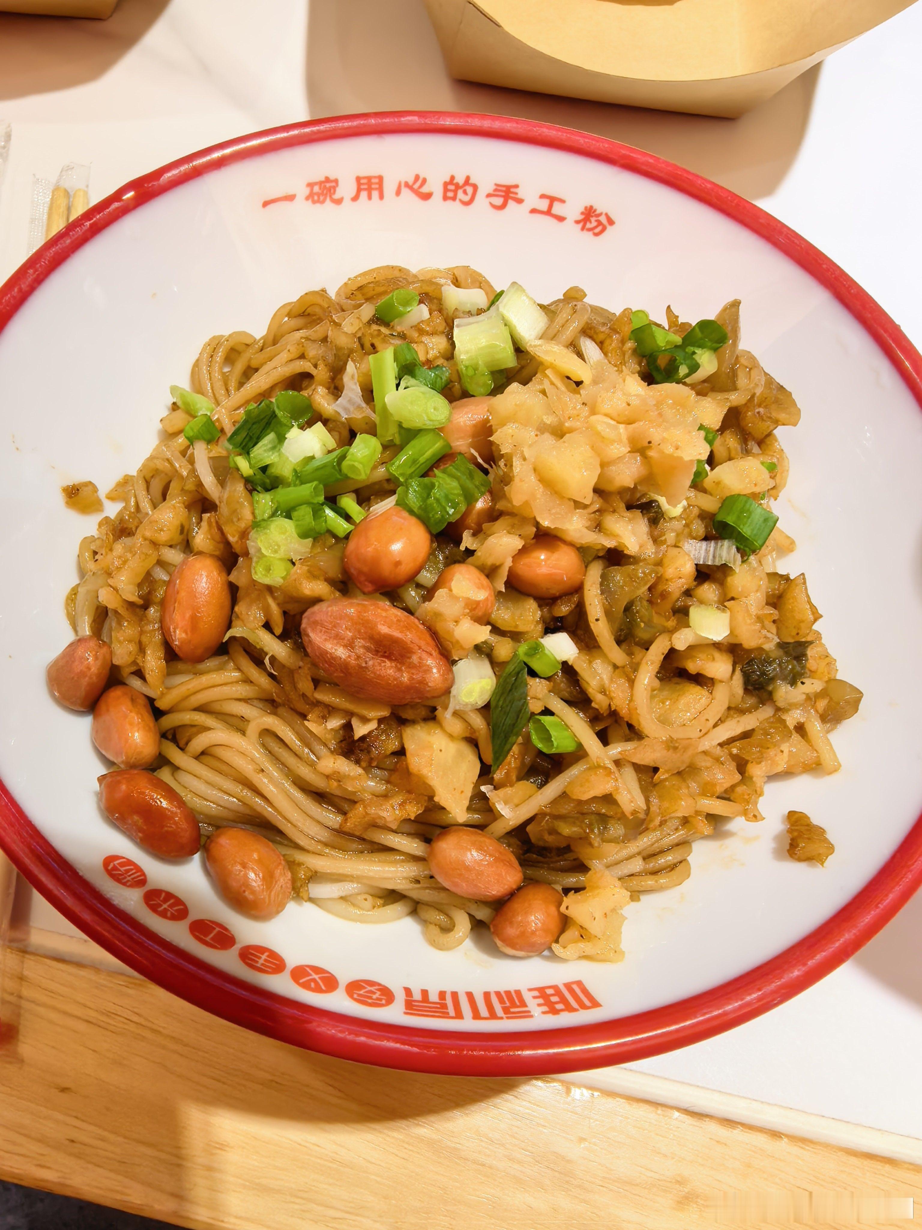 南昌的小吃真的好吃又便宜。一份拌粉才5元，皮蛋肉饼汤竟然才6元。10块钱，有肉有蛋有粉，吃得饱饱的。