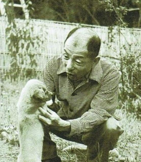 1975年4月6日凌晨2点，张群打电话告诉了张学良，说老蒋已于昨夜病死。那个夜晚