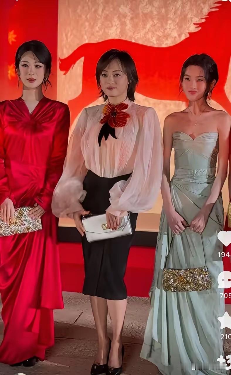 杨紫的颜值，太让人意外了！单看她，在女星中算小美女，合影里却让人大跌眼镜，身穿