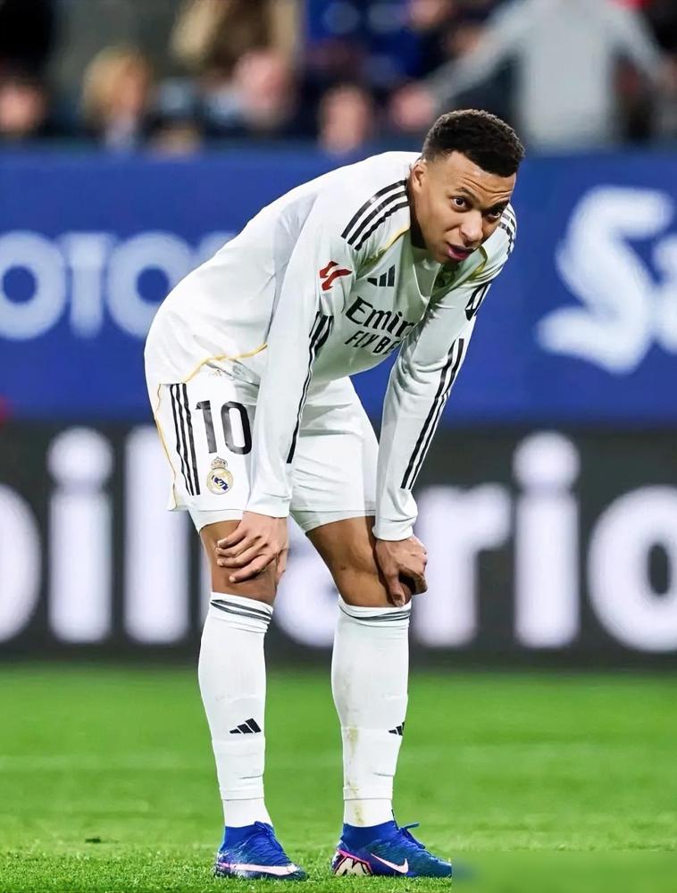 在伯纳乌，姆巴佩的左膝已经不再属于他自己，而是一张被摆在赌桌上的巨额期权。皇