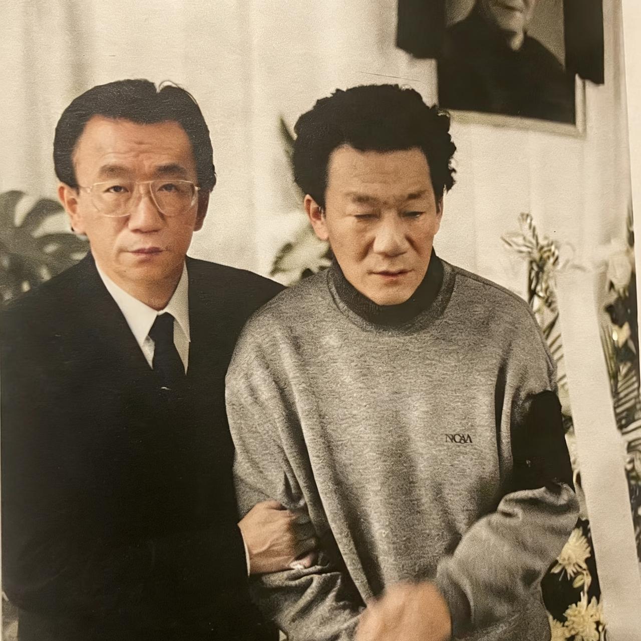 1994年，著名相声大师侯宝林与世长辞，灵堂之上，一张罕见留影定格了令人动容的瞬