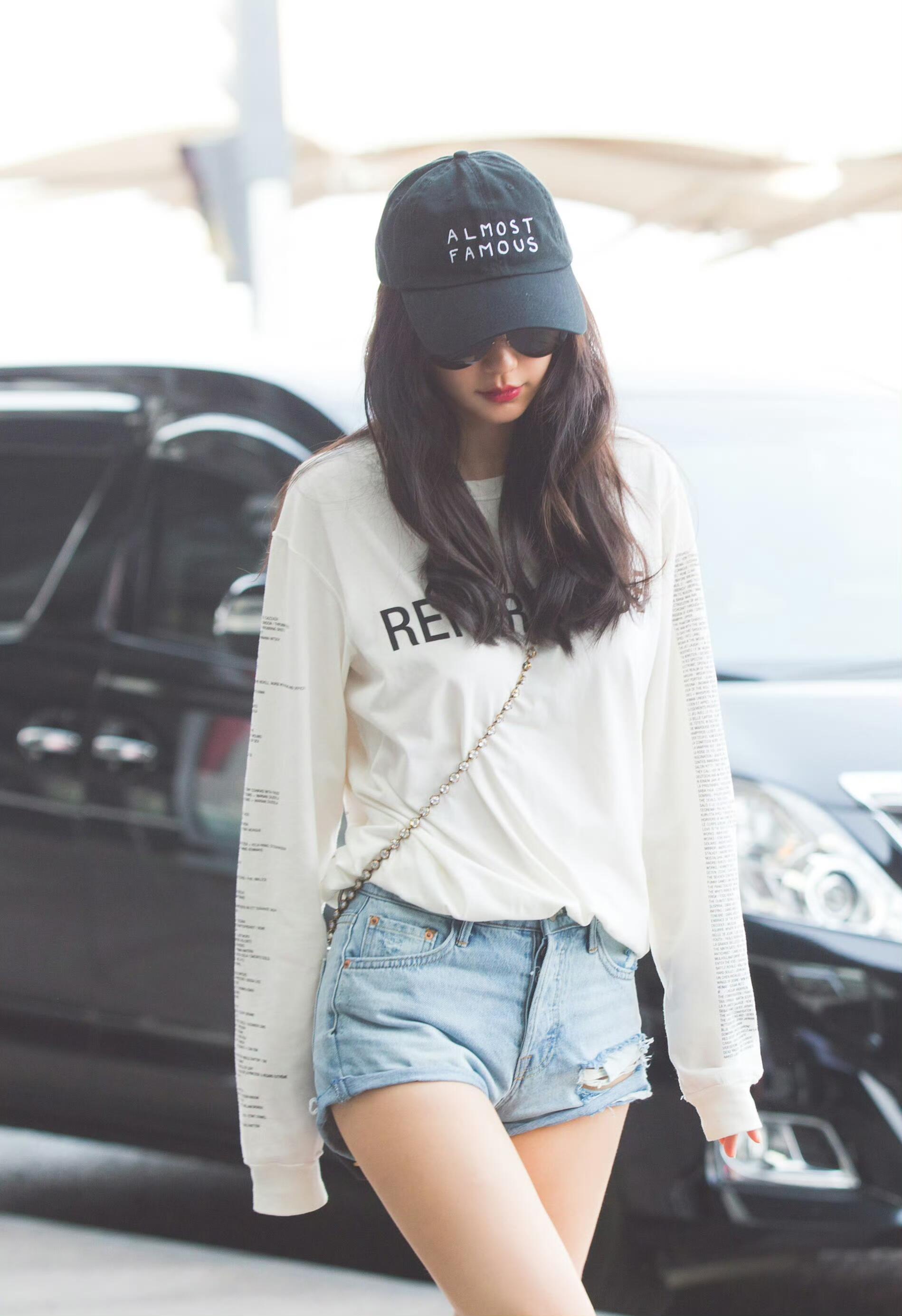 Angelababy2017年现身北京首都机场​​​