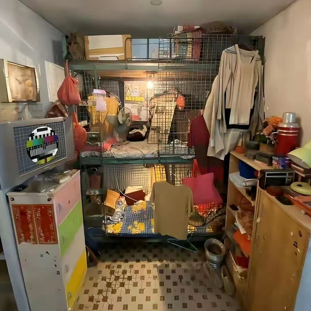 香港一四口之家，蜗居6㎡小屋，连一扇窗都没有，网友：太难了！​​​​