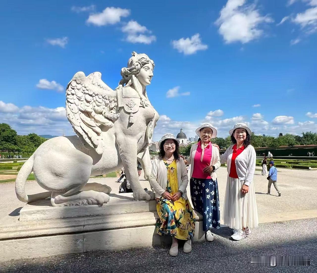 维也纳著名的美泉宫。一进入美泉宫，立刻被它的花园吸引。首先打卡拍照，再排队进入