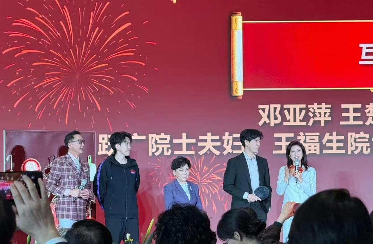 王楚钦今晚与邓亚萍一起出席首都院士专家新春联谊会活动。现场与邓亚萍前辈一起上台