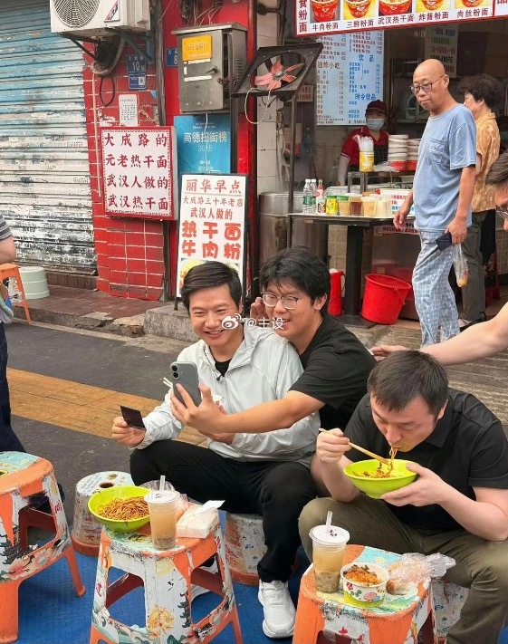 千亿总裁能在室外吃早餐，还和粉丝合影雷总是真的接地气吧？