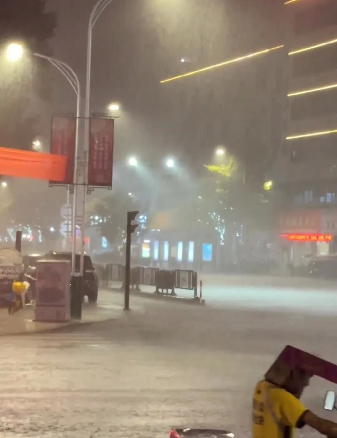 今天雨下的特别大，女儿点了外卖，外卖小哥延迟送到时，连忙给女儿一个红包，恳求女子