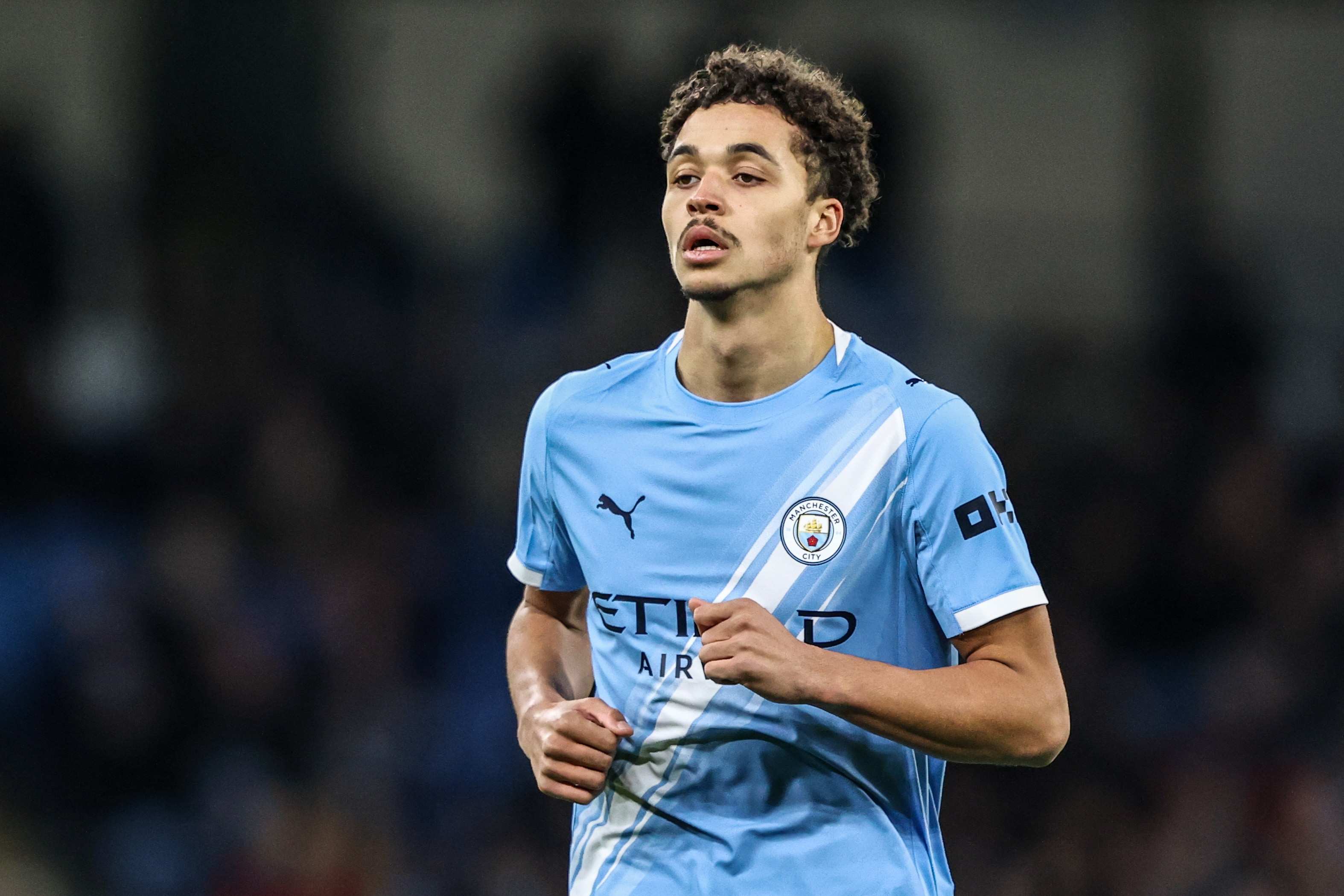 曼晚: 20岁的阿莱恩被曼城视为同龄的最佳中卫, 他将继续首发