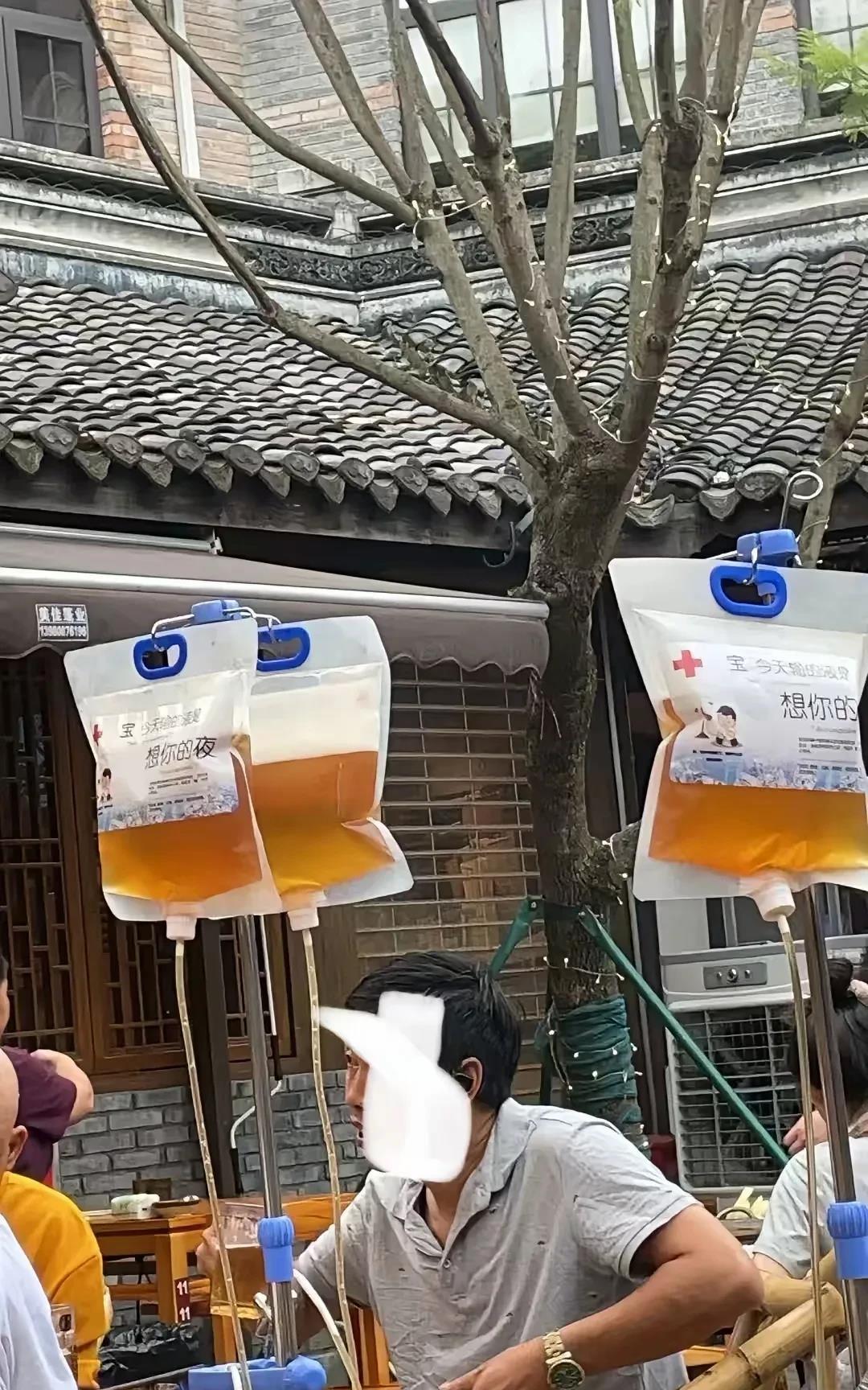 把啤酒搞成输液的方式，这家烧烤营销太有创意了