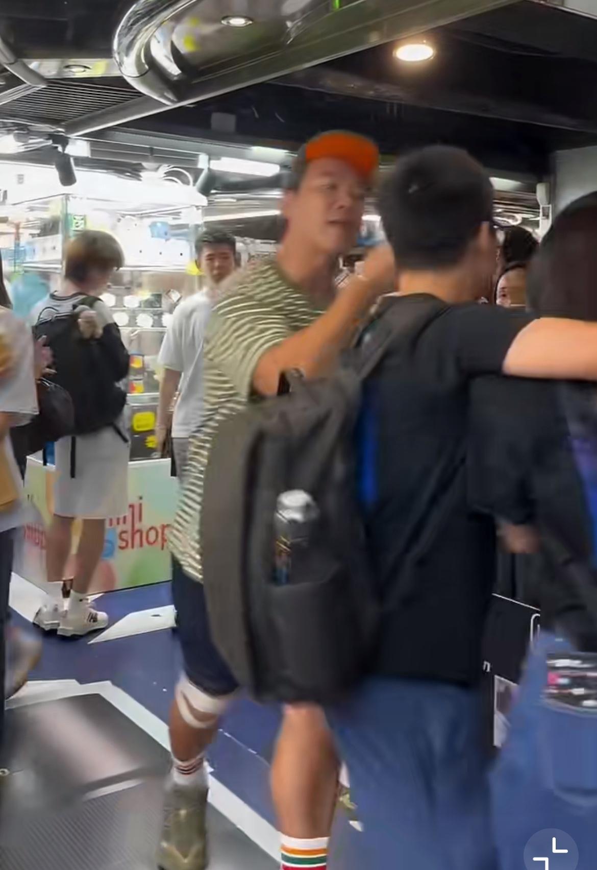 这个香港绿帽男护妻心切，强逼一对香港年轻情侣向他老婆道歉。视频放出来，这名绿帽男