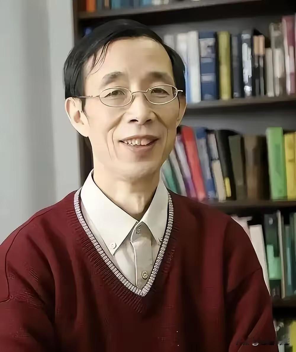 复旦大学陈平教授近期相关观点引发热议。他认为过去四十余年，部分干部培训、高校学术