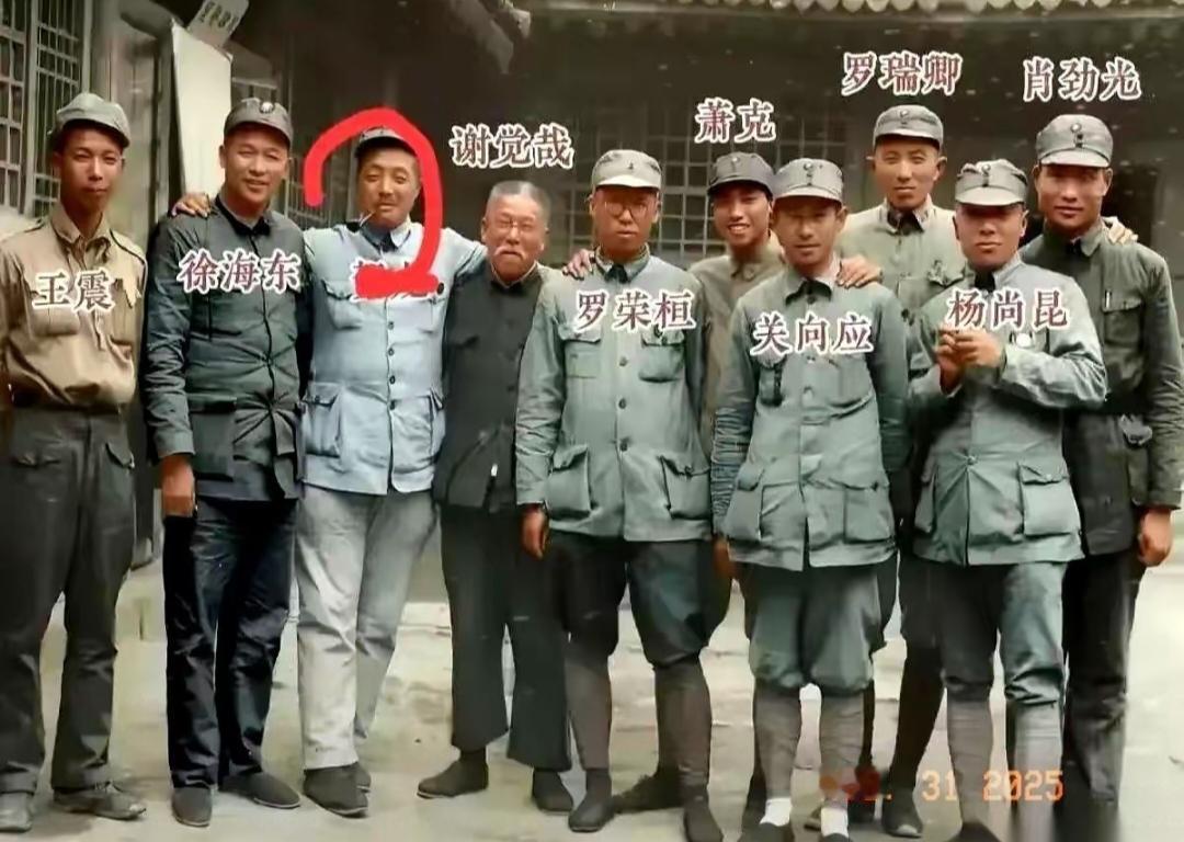 这张照片，每次看，我都忍不住心头一震，后背发麻。不是因为有多威严，多有气势，