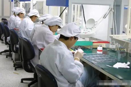 西方国家为啥总催着我们提高工人福利？西方早就把账算透了：一味压榨工人，走的就是死