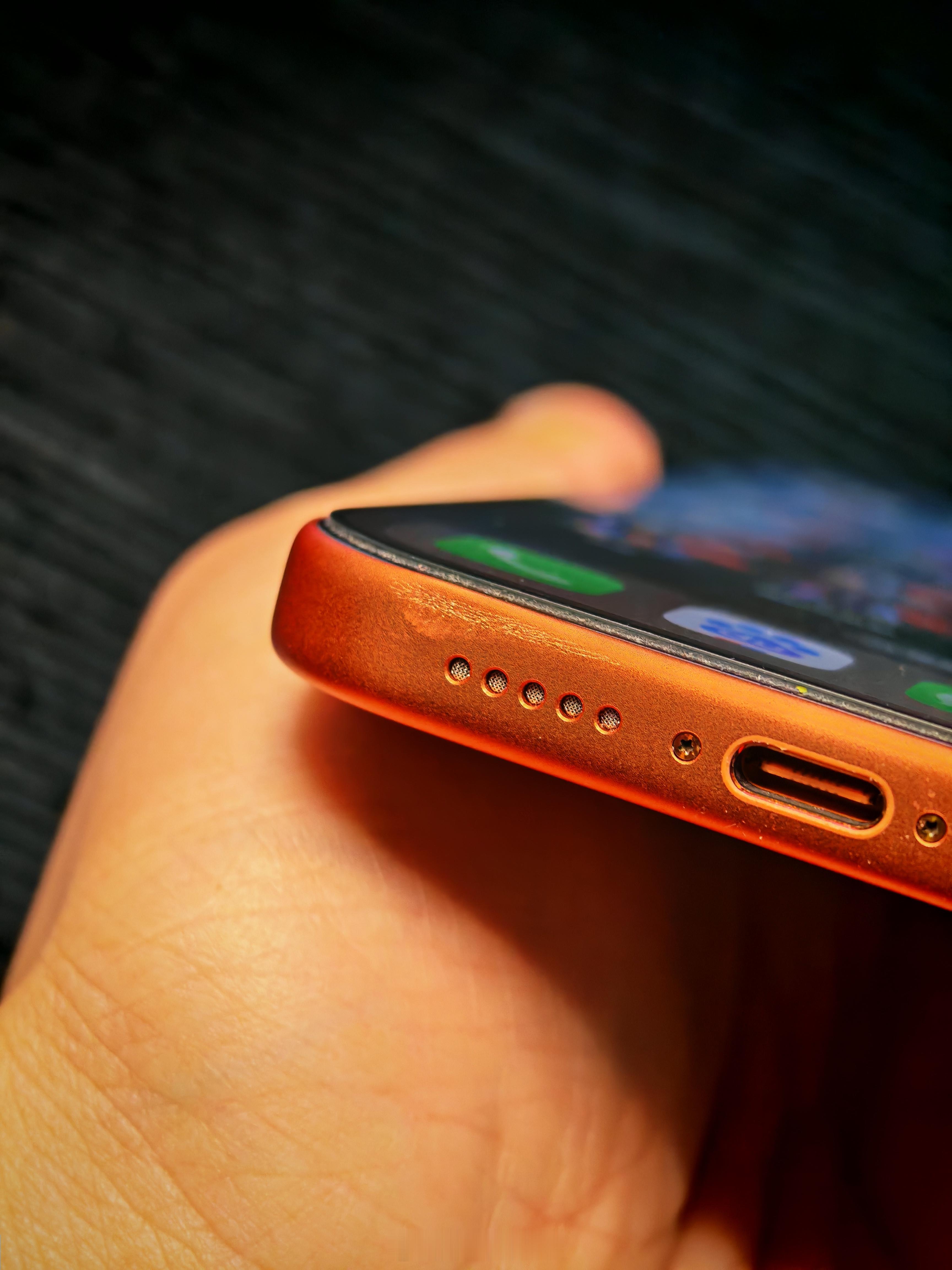 确实该升级了，从膝盖上掉瓷砖地上，外框竟然砸变形了…铝壳真的不耐用