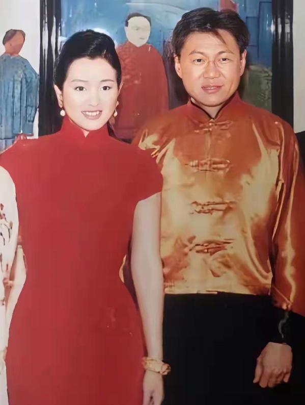 1990年，巩俐嫁给新加坡烟草大王黄和祥。那时31岁的巩俐初婚，满心期待与对方白