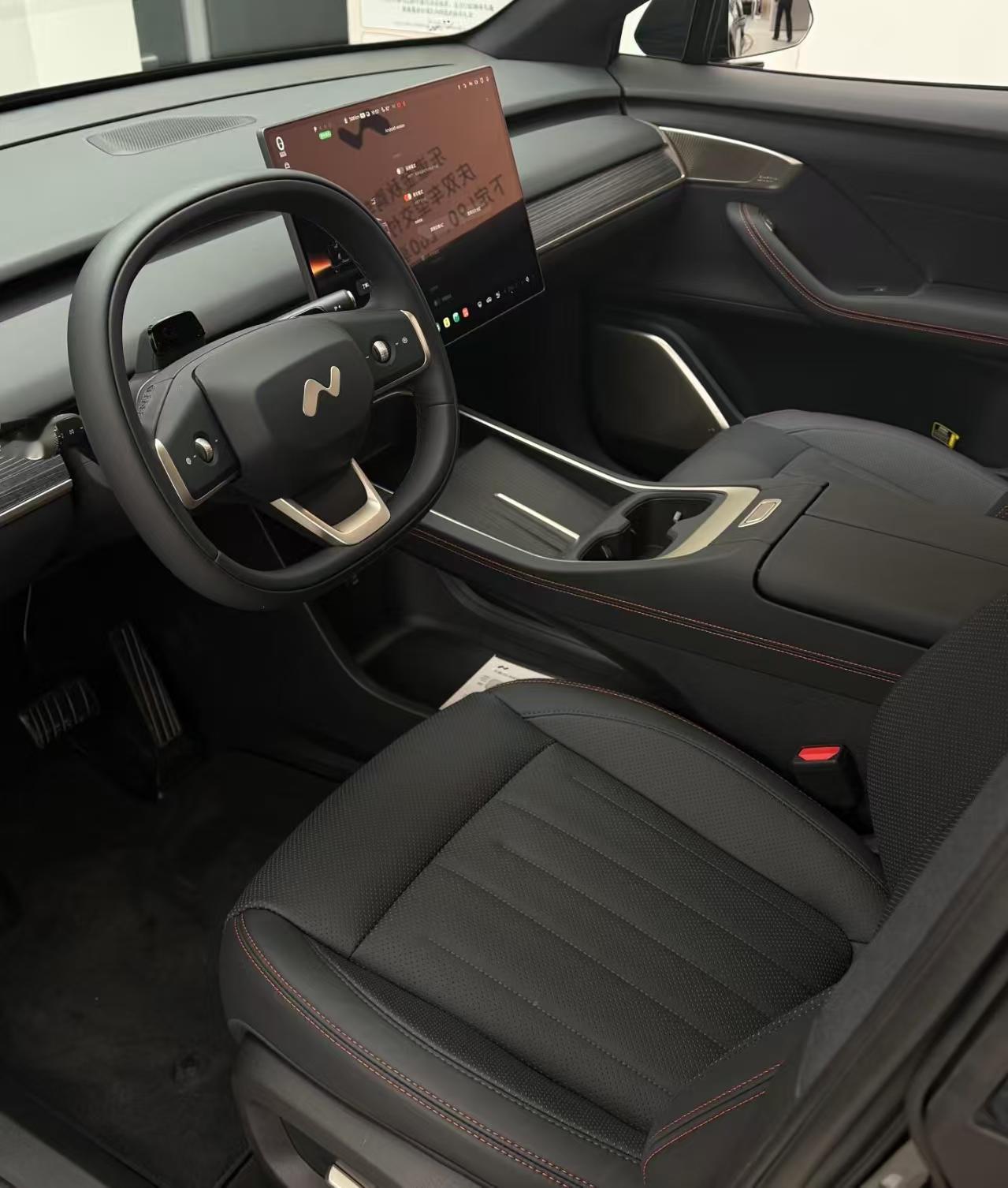 不只是外观黑化，轮胎和刹车也做了强化，开起来运动感更足，适合喜欢驾驶的朋友。