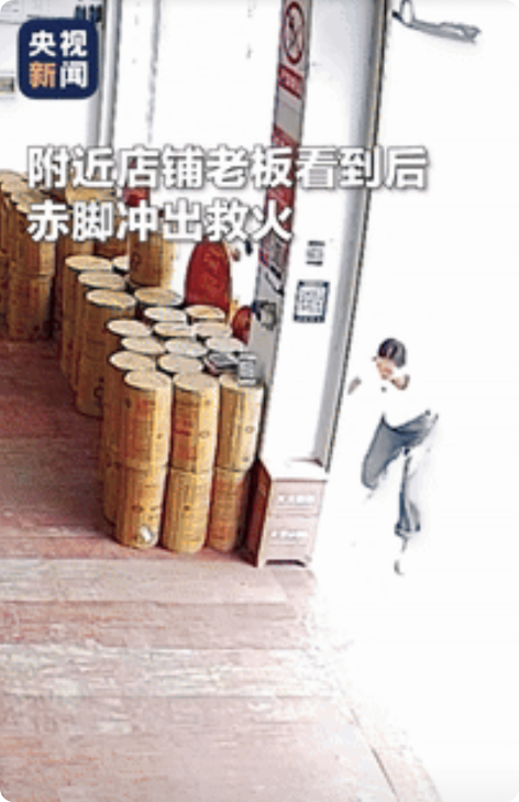 “这个老板娘火到央视了！”5月14日，老头乐在烟花店门口起火，司机大爷手足无措！