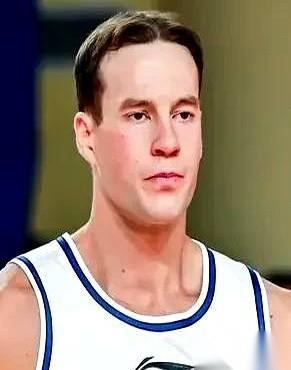 新疆队那个更衣室，之前得多压抑。战绩10胜15负，眼看季后赛的船就要沉了，主力