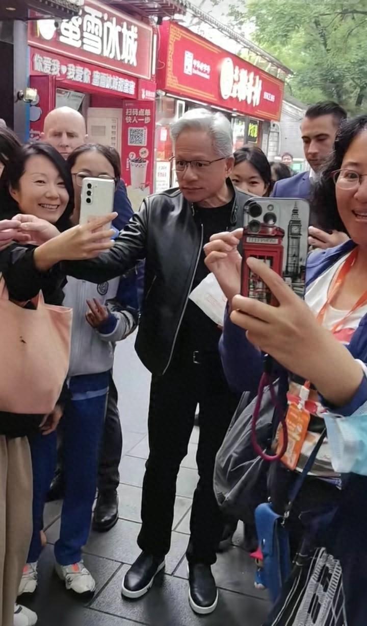 黄仁勋被追问几十年只穿黑皮衣，答案让所有人大跌眼镜：“我老婆干的！”5月15