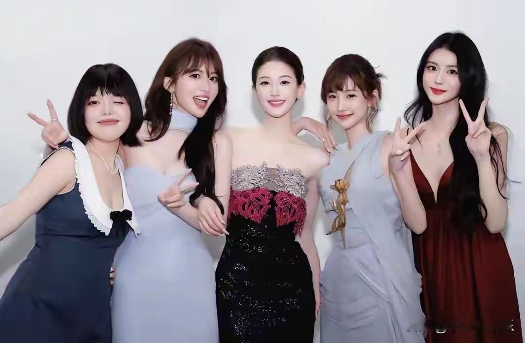 别再羡慕赵露思的员工了，咱们大概率永远也挤不进她的团队，不是招聘要求有多