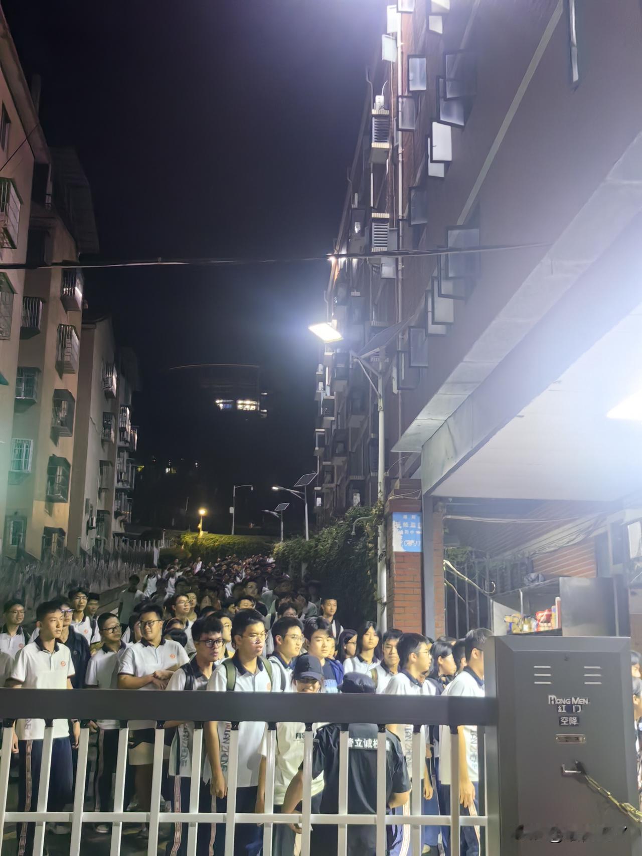 晚上11:00看看绵阳中学这个学生出校门的情况，就知道绵阳中学为什么在全国那么牛