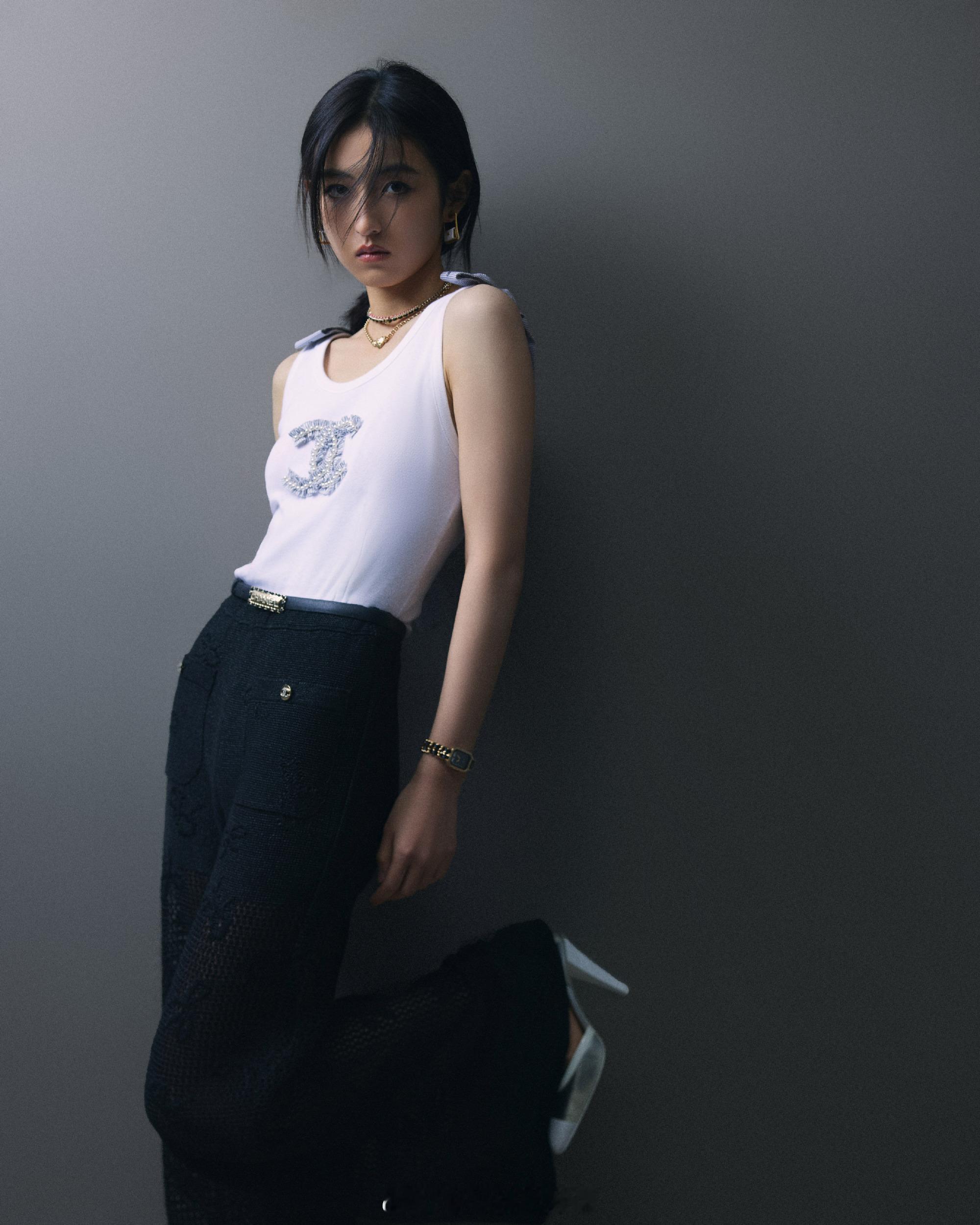 张子枫黑白色彩穿搭又酷又美